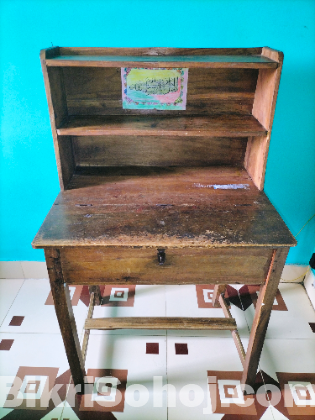 পড়ার টেবিল